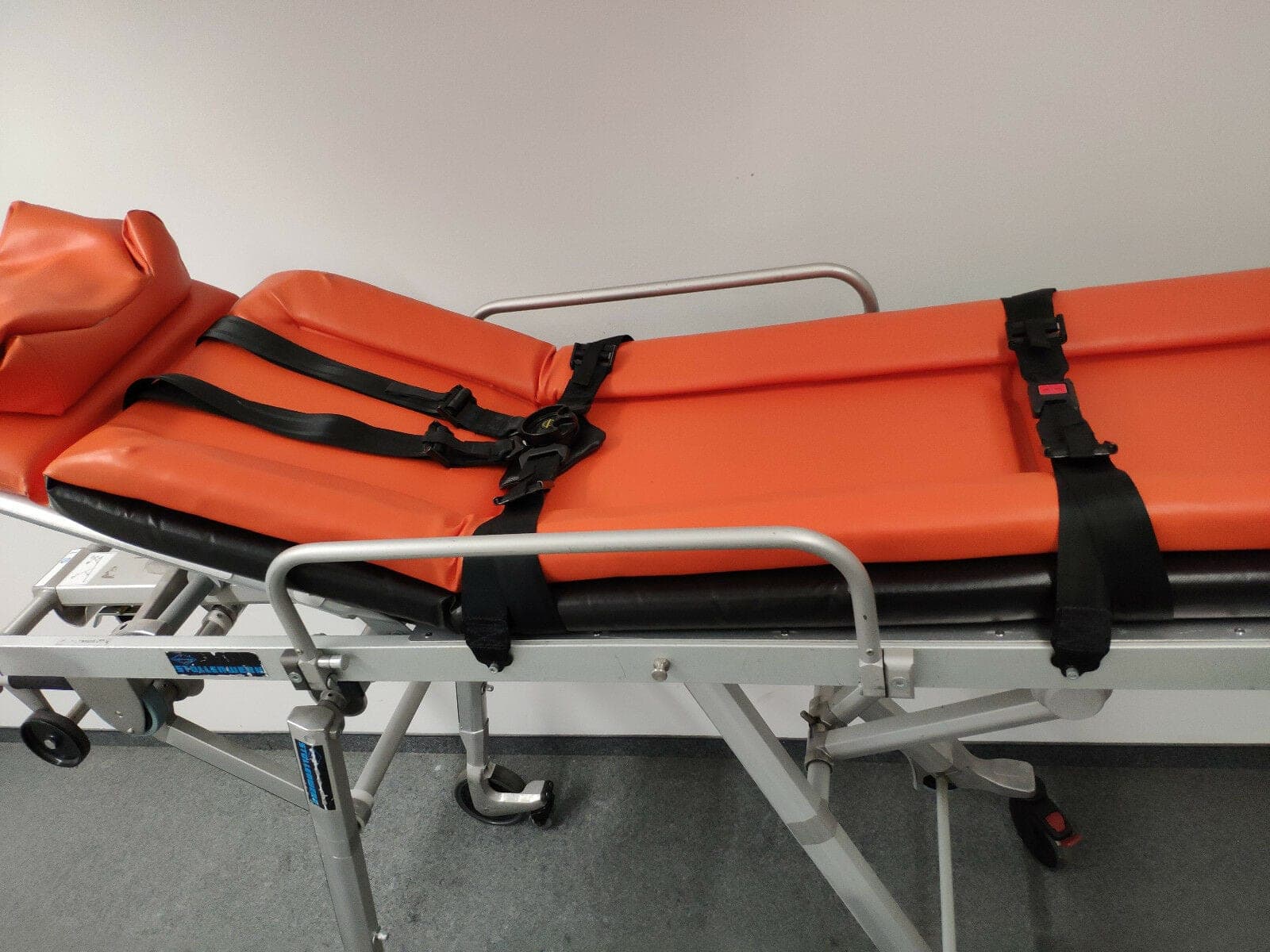 Stollenwerk-Fahrtrage in einem Krankentransportfahrzeug