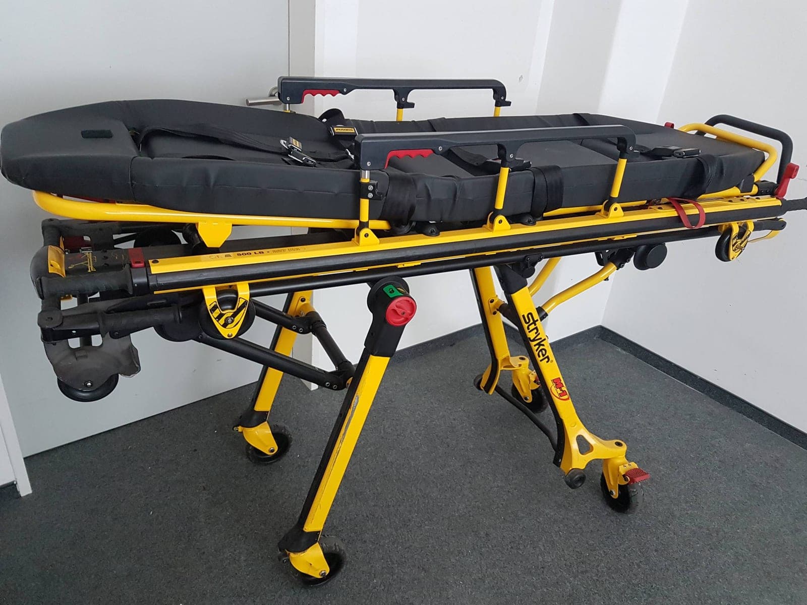 Gelb-schwarze Fahrtrage von Stryker mit schwarzer Matratze