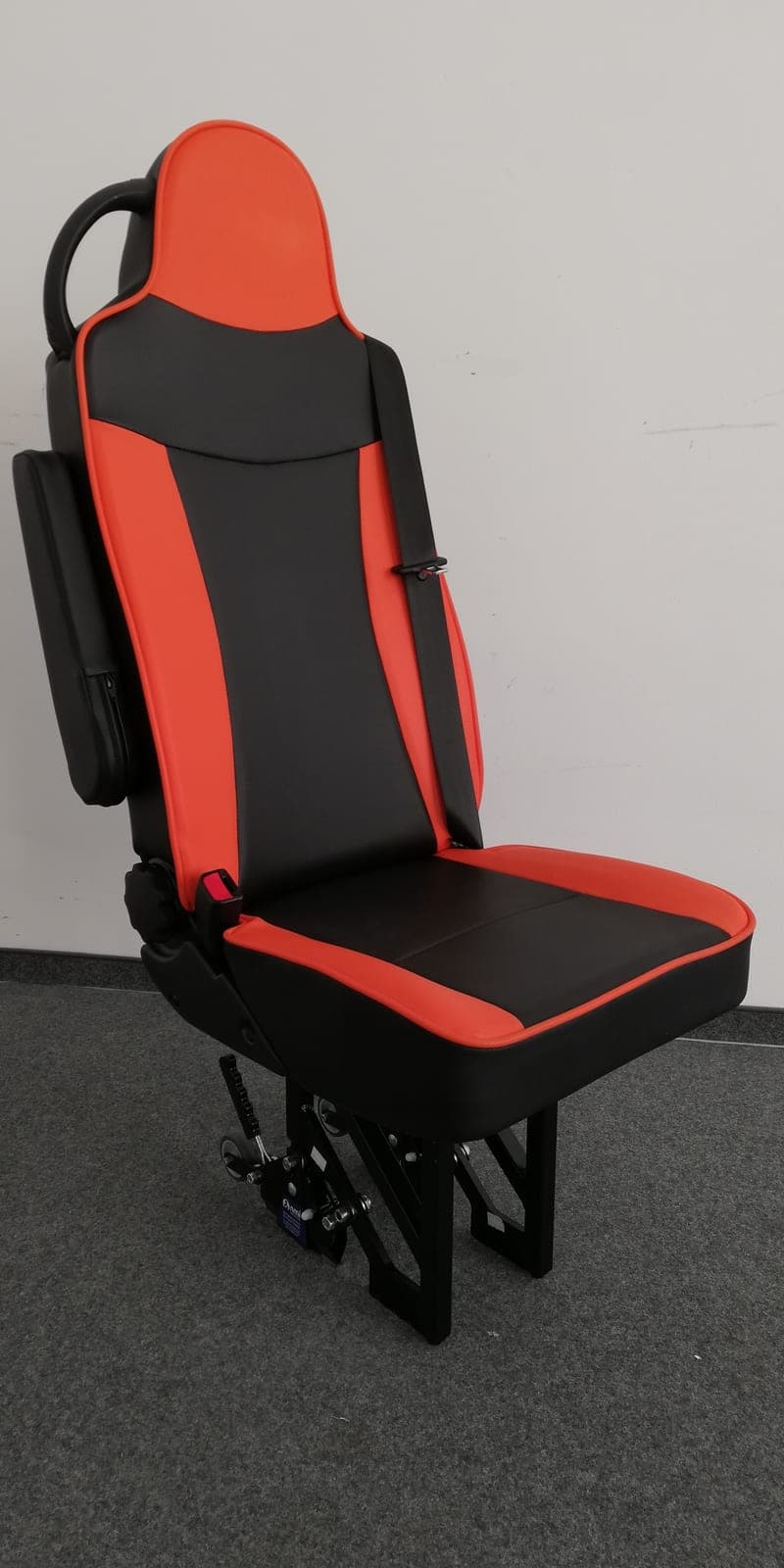 M1-Einzelsitz von Intap mit Armlehne und Dreipunktgurt